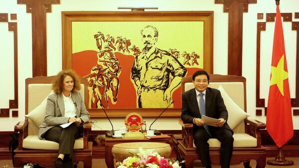 Bộ trưởng Bộ GTVT Nguyễn Văn Thắng tiếp Giám đốc Văn phòng Quốc gia Ngân hàng Thế giới (WB) tại Việt Nam Caroline Turk - Sputnik Việt Nam