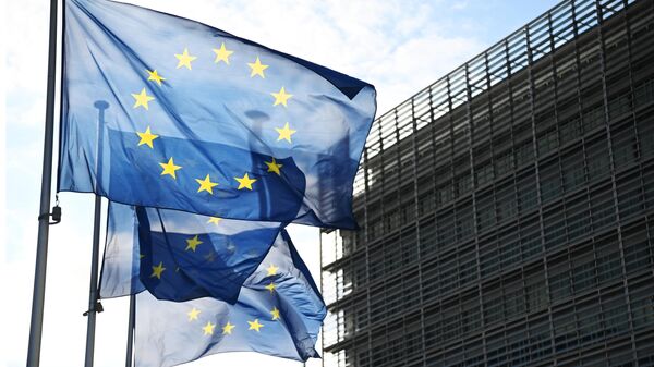Những lá cờ có biểu tượng của Liên minh châu Âu tại tòa nhà của Ủy ban châu Âu ở Brussels - Sputnik Việt Nam