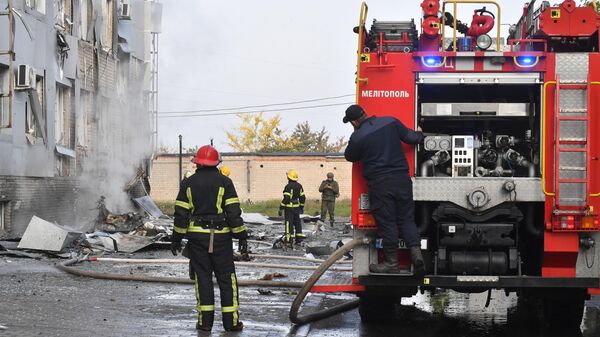 Пожарные у здания запорожской областной телекомпании ЗаТВ, пострадавшего в результате взрыва в Мелитополе - Sputnik Việt Nam
