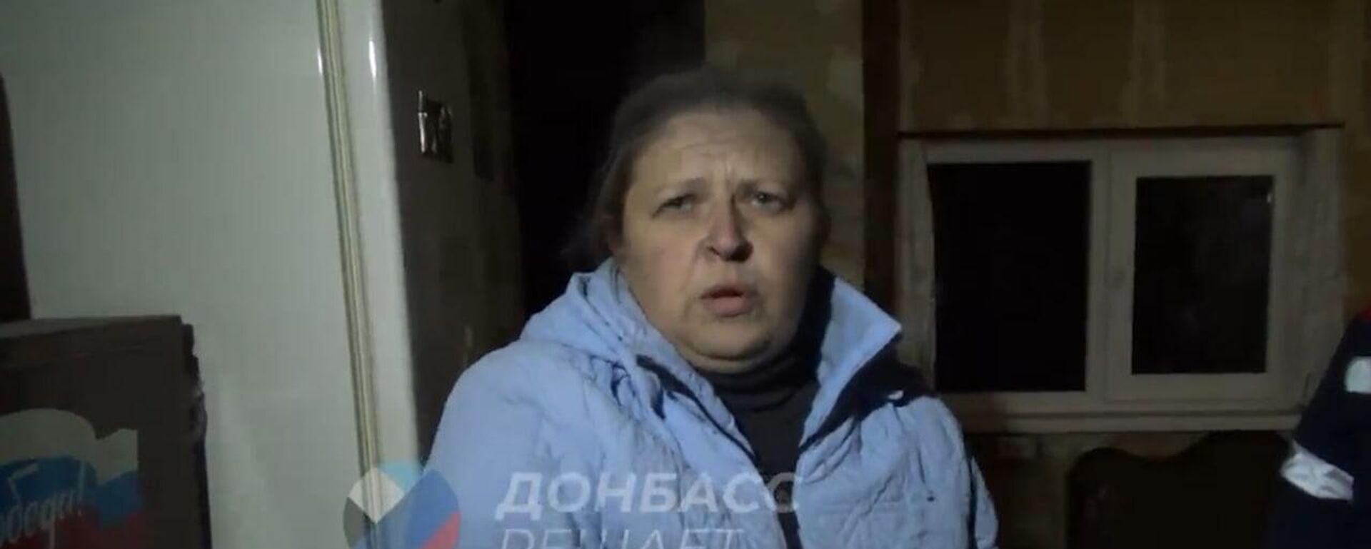 Nhà của một cư dân Donetsk bị pháo kích khiến cho trần nhà sập thẳng xuống người con gái bà - Sputnik Việt Nam, 1920, 05.12.2022