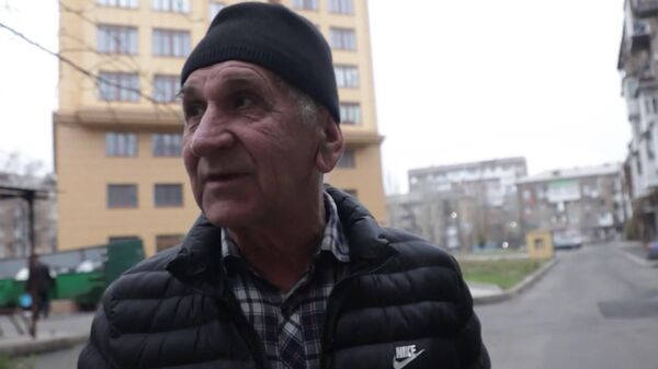 Một người cao tuổi ở Donetsk nói lính Ukraina pháo kích vào nhà ông - Sputnik Việt Nam