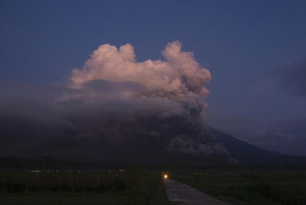 Sự phun trào của núi lửa Semeru ở đảo Java, Indonesia - Sputnik Việt Nam