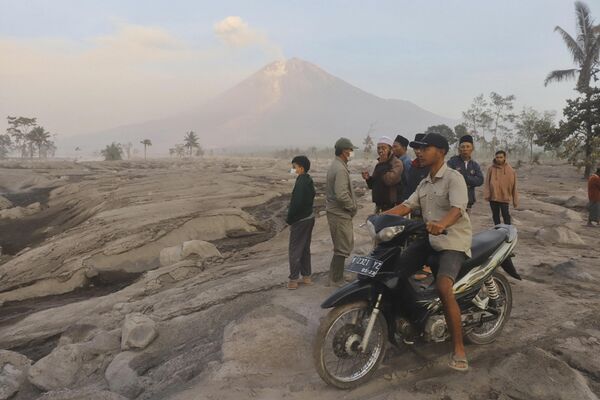 Người dân địa phương kiểm tra khu vực bị ảnh hưởng bởi vụ phun trào của núi lửa Semeru tại làng Kajar Kuning ở Lumajang, Đông Java, Indonesia - Sputnik Việt Nam