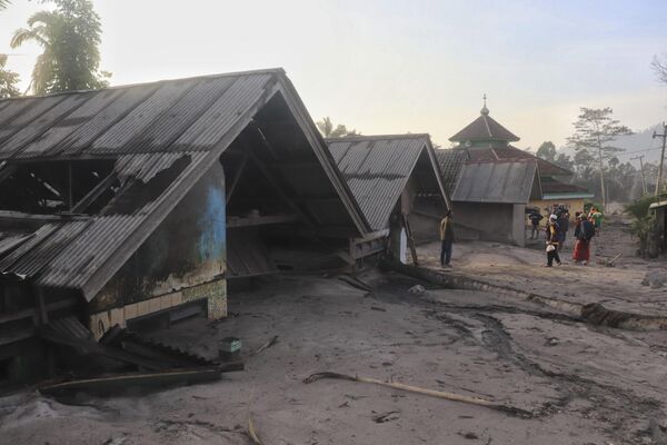 Cư dân làng Qajar Kuning , Đông Java, Indonesia đánh giá thiệt hại do núi lửa Semeru phun trào - Sputnik Việt Nam