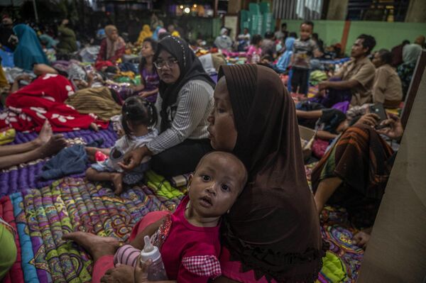 Người dân địa phương sơ tán do núi lửa Semeru phun trào tại một trung tâm lưu trú tạm thời ở làng Kandipuro, Đông Java, Indonesia - Sputnik Việt Nam