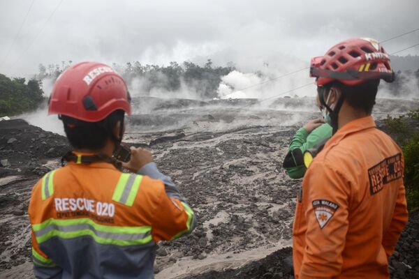Lực lượng cứu hộ đánh giá cường độ phun trào của núi lửa ở vùng lân cận Seven Lumajang, đảo Java, Indonesia - Sputnik Việt Nam