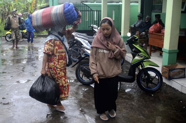 Cư dân Lumajang, Indonesia, rời bỏ nhà cửa do núi lửa Semeru phun trào, tại trung tâm lưu trú tạm thời - Sputnik Việt Nam