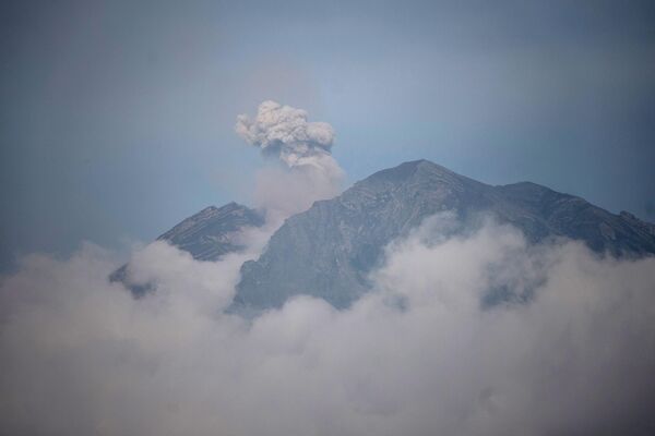 Cột khói bao trùm ngọn núi lửa Semeru vừa mới thức giấc ở đảo Java, Indonesia - Sputnik Việt Nam