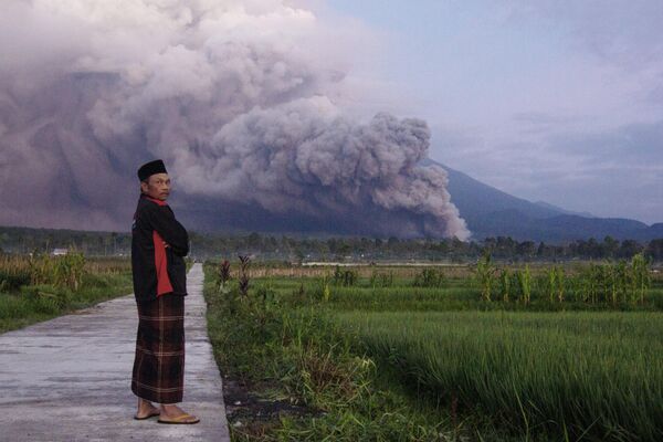 Cư dân ở Lumajang, Đông Java, Indonesia, đang xem núi lửa Semeru phun trào - Sputnik Việt Nam