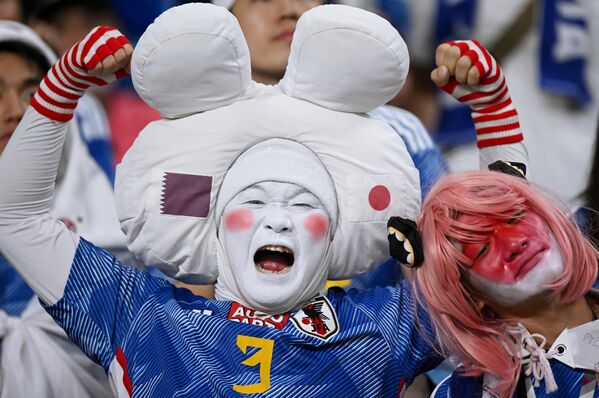 Các cổ động viên Nhật Bản trước khi bắt đầu trận đấu vòng bảng World Cup ở Qatar giữa Nhật Bản và Tây Ban Nha. - Sputnik Việt Nam