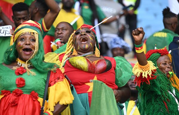 Các cổ động viên Cameroon trước khi bắt đầu trận đấu vòng bảng World Cup giữa Thụy Sĩ và Cameroon. - Sputnik Việt Nam