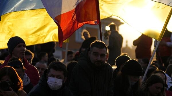 Những người cầm cờ Ba Lan và Ukraina ở Warsaw - Sputnik Việt Nam