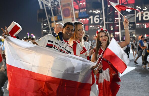 Người hâm mộ đội tuyển quốc gia Ba Lan trước khi bắt đầu trận đấu vòng bảng World Cup giữa Ba Lan và Argentina. - Sputnik Việt Nam
