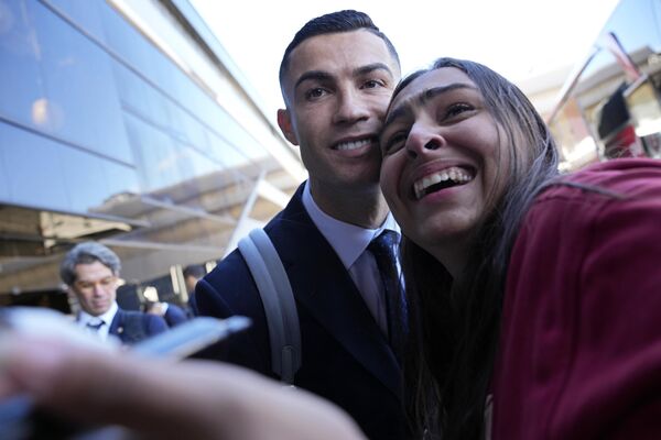 Cô gái đến từ Brazil khi chụp ảnh cùng Cristiano Ronaldo - Sputnik Việt Nam
