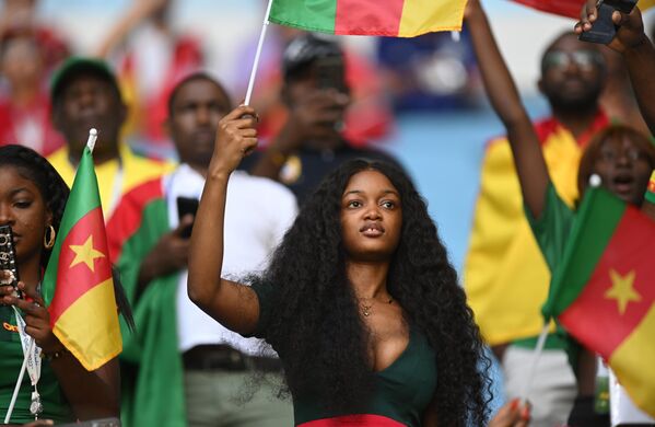 Cổ động viên Cameroon trước khi bắt đầu trận đấu vòng bảng World Cup giữa Thụy Sĩ và Cameroon. - Sputnik Việt Nam