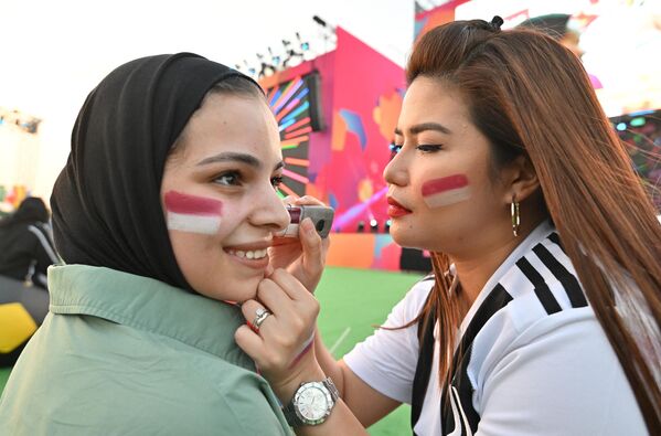 Người hâm mộ đội tuyển quốc gia Qatar trước khi bắt đầu trận đấu vòng bảng World Cup giữa Qatar và Ecuador. - Sputnik Việt Nam