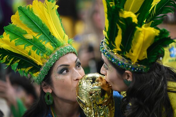 Cổ động viên Brazil trước giờ bắt đầu trận đấu vòng bảng World Cup giữa Brazil và Serbia. - Sputnik Việt Nam