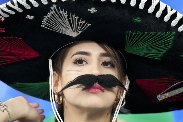 Cổ động viên của đội tuyển quốc gia Mexico trước khi bắt đầu trận đấu vòng bảng World Cup giữa Mexico và Ba Lan. - Sputnik Việt Nam