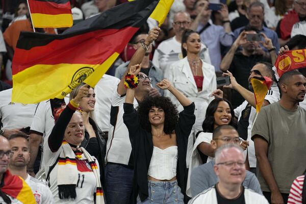 Cổ động viên Đức trong trận đấu vòng bảng World Cup giữa Đức và Tây Ban Nha. - Sputnik Việt Nam