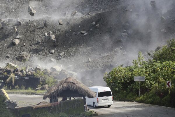 Đá rơi trong trận động đất ở Bauco, Philippines vào ngày 27 tháng 7 năm 2022. - Sputnik Việt Nam