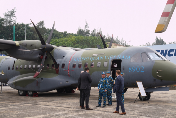 Chiếc máy bay EADS CASA C-295 của Lữ đoàn Không quân 918 thuộc Quân chủng Phòng không - Không quân được đưa đến khu trưng bày ngoài trời.EADS CASA C-295 là một loại máy bay vận tải quân sự chiến thuật hai động cơ, do hãng Airbus Military, trụ sở tại Tây Ban Nha, chế tạo. Mẫu C-295 đầu tiên bay thử năm 1997 và được chào bán năm 2001. - Sputnik Việt Nam