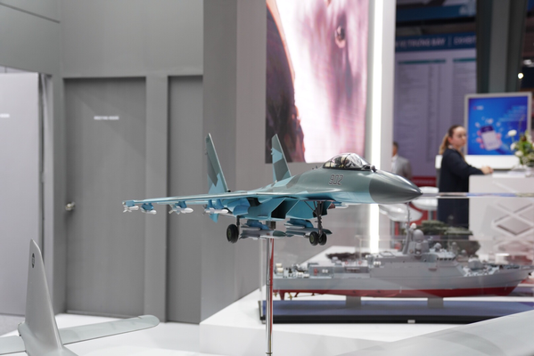 Mô hình tiêm kích Su-35S của Nga được trưng bày tại triển lãm. - Sputnik Việt Nam