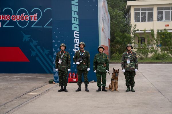 Lực lượng quân sự tham gia bảo vệ triển lãm cùng với chó nghiệp vụ. Triển lãm mở cửa từ 9 giờ đến 18 giờ trong 3 ngày 8 - 10/12. Người dân có thể tham quan triển lãm miễn phí từ 14 giờ đến 18 giờ ngày 9/12 và 10/12. - Sputnik Việt Nam