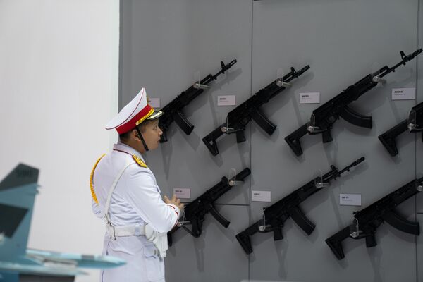 Các quân nhân Việt Nam thích thú tìm hiểu về  các loại súng của Nga trong gian trưng bày của Rosoboroexport - Sputnik Việt Nam