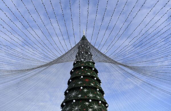 Cây thông Noel chính được trang trí trên bờ kè gần sông Kazanka gần trung tâm gia đình «Kazan» ở Kazan. - Sputnik Việt Nam