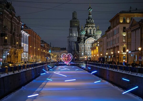 Kênh đào Griboyedov ở St. Petersburg trang hoàng đón năm mới. - Sputnik Việt Nam