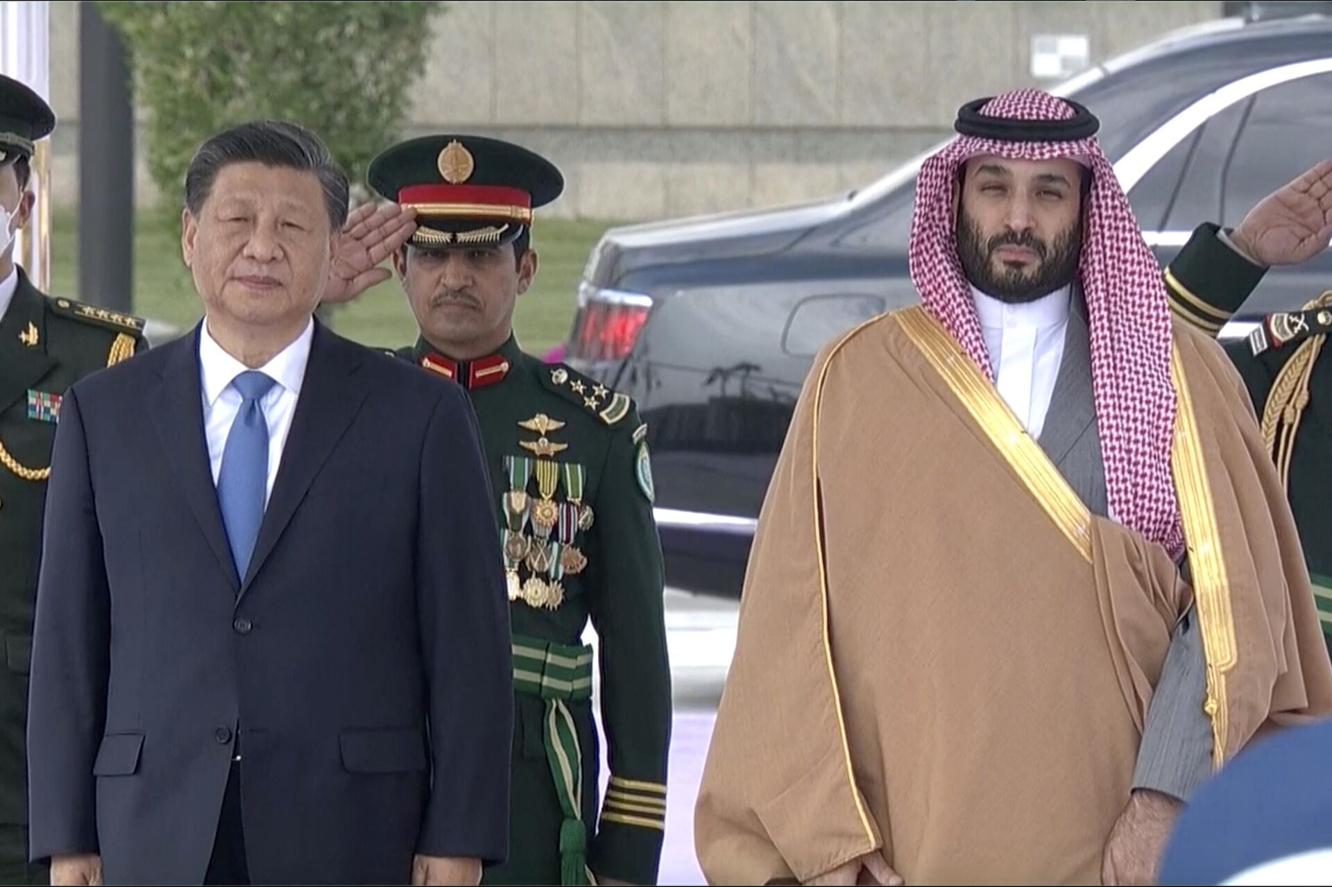 Chủ tịch Trung Quốc Tập Cận Bình bên cạnh Thủ tướng Saudi Arabia Mohammed bin Salman trong chuyến thăm Riyadh - Sputnik Việt Nam, 1920, 08.12.2022