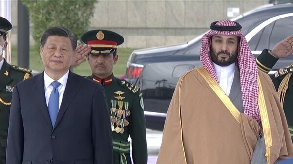 Chủ tịch Trung Quốc Tập Cận Bình bên cạnh Thủ tướng Saudi Arabia Mohammed bin Salman trong chuyến thăm Riyadh - Sputnik Việt Nam