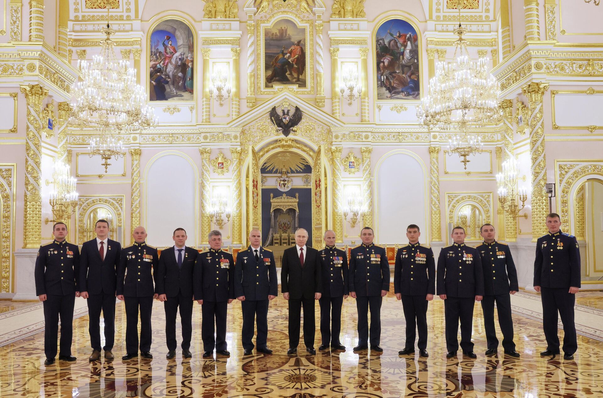 Tổng thống Liên bang Nga Vladimir Putin trao tặng Huân chương Sao vàng cho các Anh hùng nước Nga - Sputnik Việt Nam, 1920, 08.12.2022