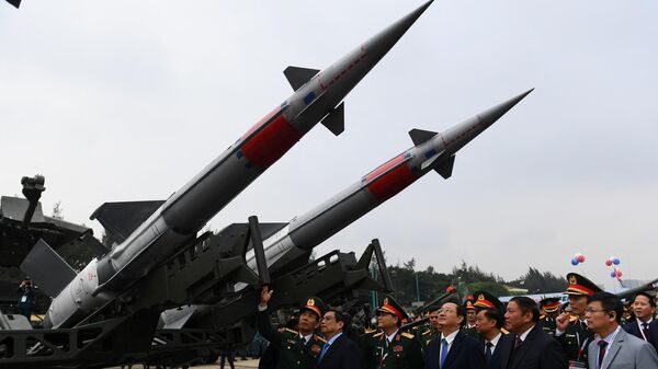 Thủ tướng Việt Nam Phạm Minh Chính và các quan chức xem xét hệ thống tên lửa trong Triển lãm Quốc phòng Quốc tế Việt Nam 2022 tại Hà Nội. - Sputnik Việt Nam