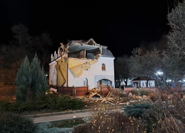 Nhà thờ Chúa giáng sinh, bị hư hại do pháo kích ban đêm ở Donetsk. - Sputnik Việt Nam