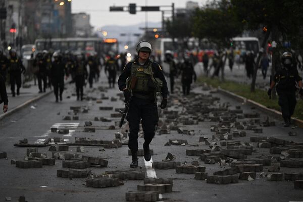 Cảnh sát trong cuộc đụng độ với những người ủng hộ cựu Tổng thống Peru Pedro Castillo ở ngoại ô tỉnh Lima. - Sputnik Việt Nam