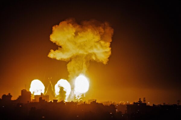 Lực lượng Không quân Israel tiến hành không kích ban đêm nhằm vào phong trào Hồi giáo Hamas ở Dải Gaza. - Sputnik Việt Nam