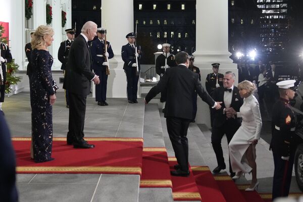 Tổng thống Joe Biden và Đệ nhất phu nhân Jill Biden chào đón Tổng thống Pháp Emmanuel Macron tại Washington, Hoa Kỳ. - Sputnik Việt Nam