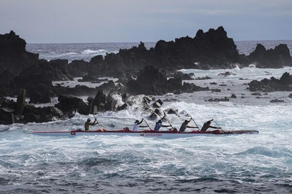 Đội tuyển Chile chuẩn bị cho cuộc thi Hoki Mai challenge, chuyến đi ca nô dài 500 km qua Thái Bình Dương. - Sputnik Việt Nam
