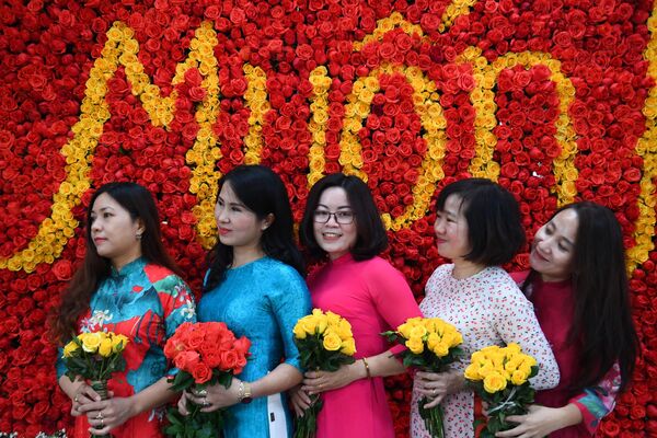 Cô gái tạo dáng trước các nhiếp ảnh gia trong lễ hội hoa ở huyện Mê Linh, ngoại thành Hà Nội. - Sputnik Việt Nam