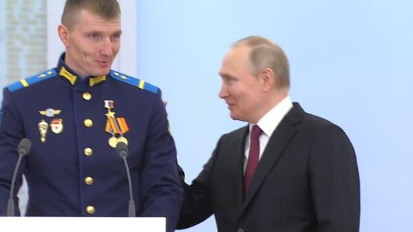 «Ở đây tất cả đều là người mình!»: Ông Putin cổ vũ anh lính bối rối ở Đại điện Kremlin - Sputnik Việt Nam