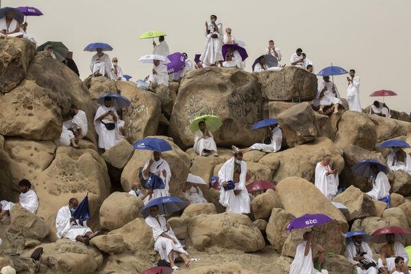 Những người hành hương Hồi giáo cầu nguyện trên đỉnh núi Mercy, Ả Rập Xê út. - Sputnik Việt Nam