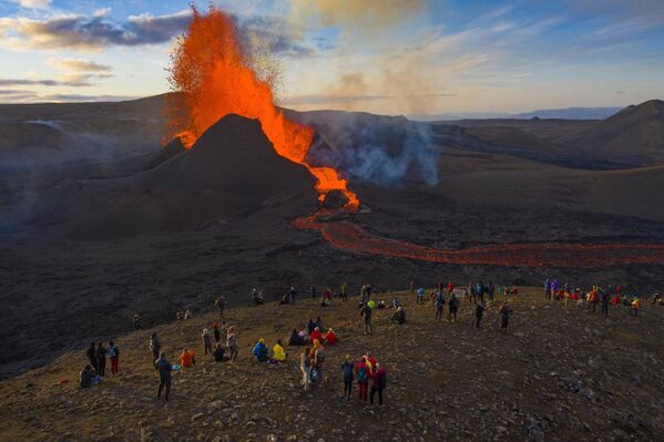 Mọi người xem dung nham chảy ra từ vụ phun trào của núi lửa Fagradalsfjall trên bán đảo Reykjanes, Iceland. - Sputnik Việt Nam