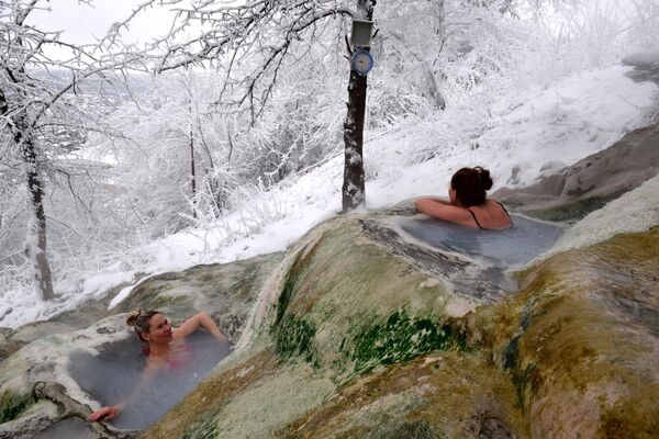 Du khách tắm trong suối nước nóng hydro sunfua ở Pyatigorsk, Nga. - Sputnik Việt Nam