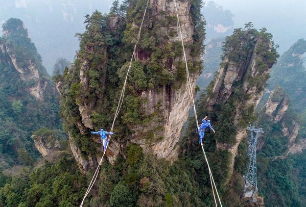 Các đấu thủ trong một cuộc thi kéo dây ăn mặc như các nhân vật Avatar ở dãy núi Hoàng Thạch Trại, thuộc tỉnh Hồ Nam, miền trung Trung Quốc. - Sputnik Việt Nam