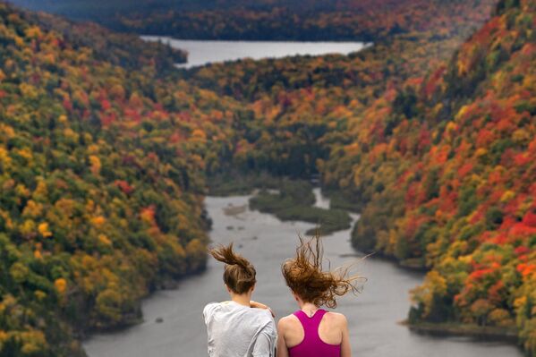 Cô gái ngắm cảnh hồ Lower Ausable ở Adirondacks, Mỹ. - Sputnik Việt Nam