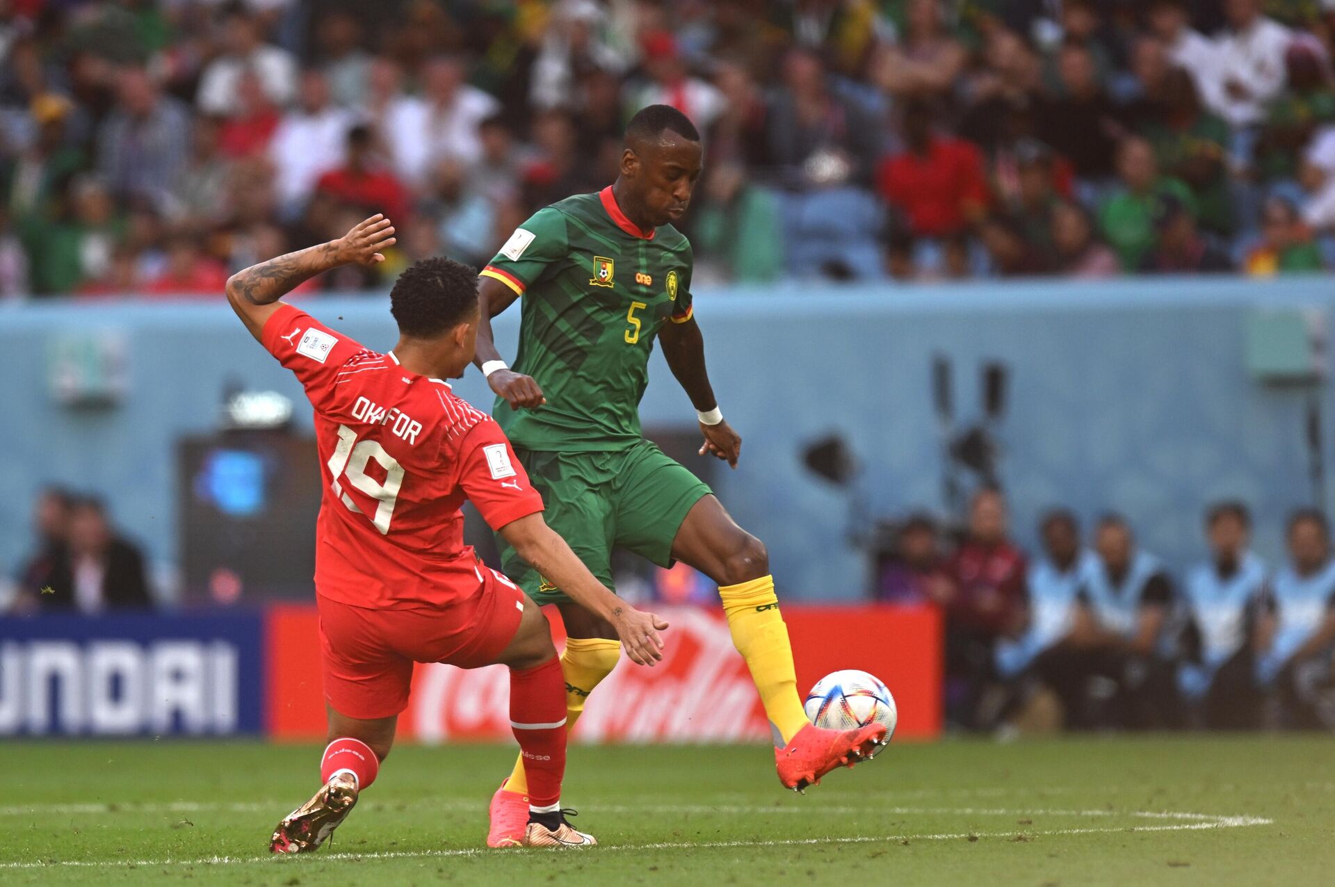 Cầu thủ Noa Okafor của đội tuyển Thụy Sĩ (trái) và Gaël Ondoua của Cameroon trong trận đấu vòng bảng World Cup giữa hai đội tuyển quốc gia Thụy Sĩ và Cameroon. - Sputnik Việt Nam, 1920, 10.12.2022