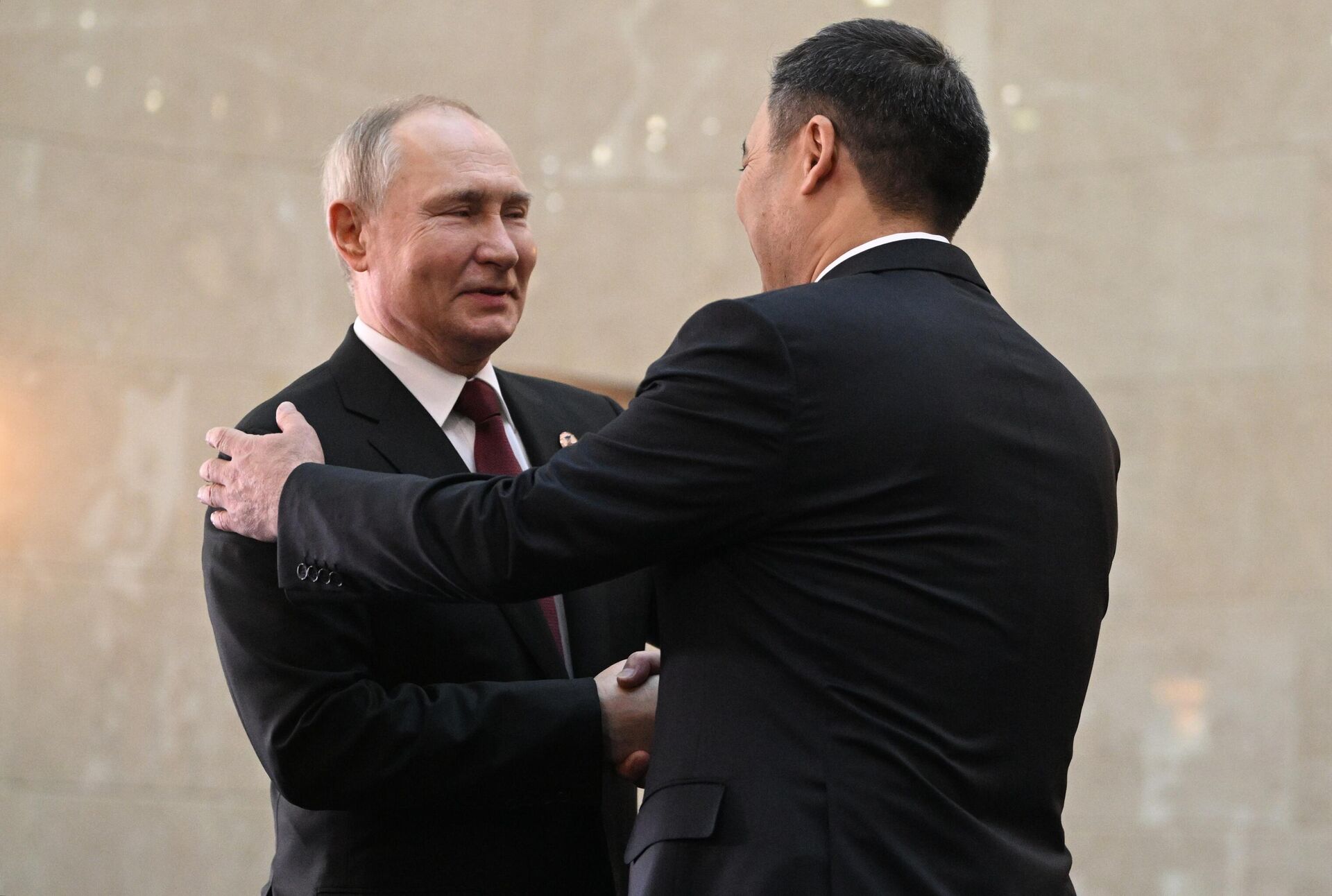 Tổng thống Nga Vladimir Putin và Tổng thống Kyrgyzstan Sadyr Zhaparov (bên phải) tại hội nghị thượng đỉnh các nước thành viên Liên minh Kinh tế Á - Âu (EAEU) ở Bishkek. - Sputnik Việt Nam, 1920, 10.12.2022
