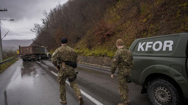 Lực lượng NATO KFOR tại các chướng ngại vật của người dân tộc Serb ở miền bắc Kosovo - Sputnik Việt Nam