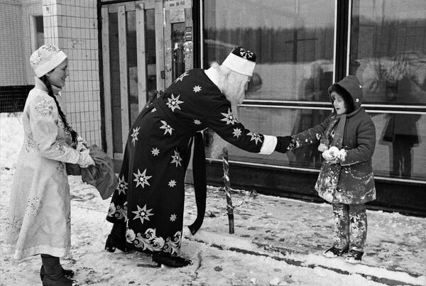 Ông già Tuyết và nàng Tuyết chúc mừng năm mới cô gái trên đường phố. - Sputnik Việt Nam